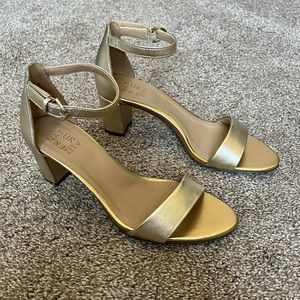 Gold Naturalizer Vera heels, size 8